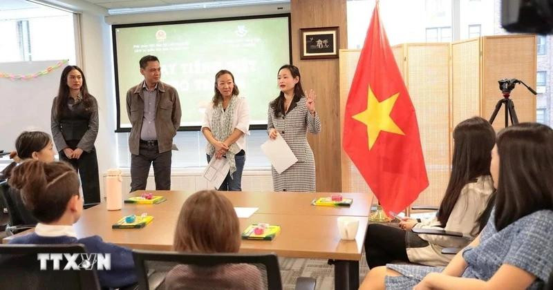 Nguyen Phuong Chung, professeure au département de langues de l'Université Columbia (à droite), prend la parole lors de la cérémonie d'ouverture du cours. Photo : NDEL.