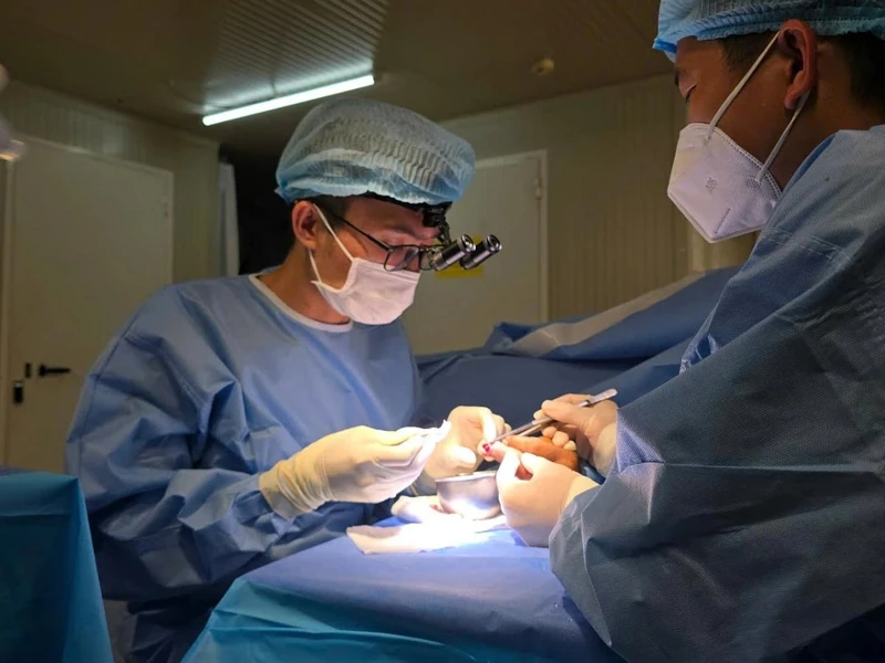 Les médecins et infirmiers de l’hôpital de campagne de niveau 2 No 6 du Vietnam ont réalisé avec succès une opération complexe pour sauver un doigt gravement blessé d’un patient de nationalité pakistanaise. Photo : VOV.