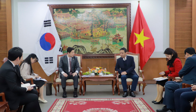 Séance de travail entre le ministre de la Culture, des Sports et du Tourisme, Hoang Dao Cuong et Jin Jong-Oh, membre de l’Assemblée nationale sud-coréenne. Photo : toquoc.vn