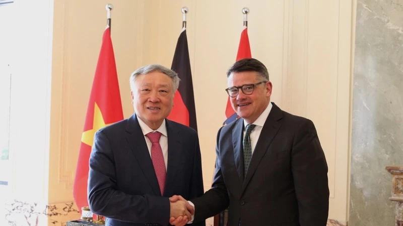 Le vice-Premier ministre permanent vietnamien Nguyên Hoa Binh (gauche) et le ministre-président du Land de Hesse, Boris Rhein. Photo : NDEL.
