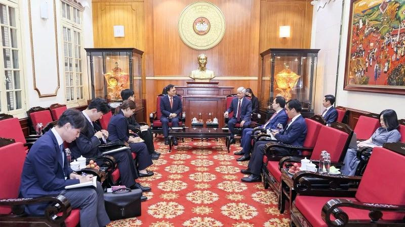 Do Van Chien, membre du Bureau politique, secrétaire du Comité central du Parti communiste vietnamien et président du Comité central du Front de la Patrie du Vietnam, a reçu le 27 mai à Hanoï l’ambassadeur sud-coréen, Choi Youngsam. Photo : NDEL