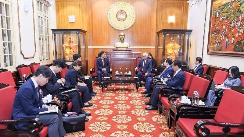 Do Van Chien, membre du Bureau politique, secrétaire du Comité central du Parti communiste vietnamien et président du Comité central du Front de la Patrie du Vietnam, a reçu le 27 mai à Hanoï l’ambassadeur sud-coréen, Choi Youngsam. Photo : NDEL