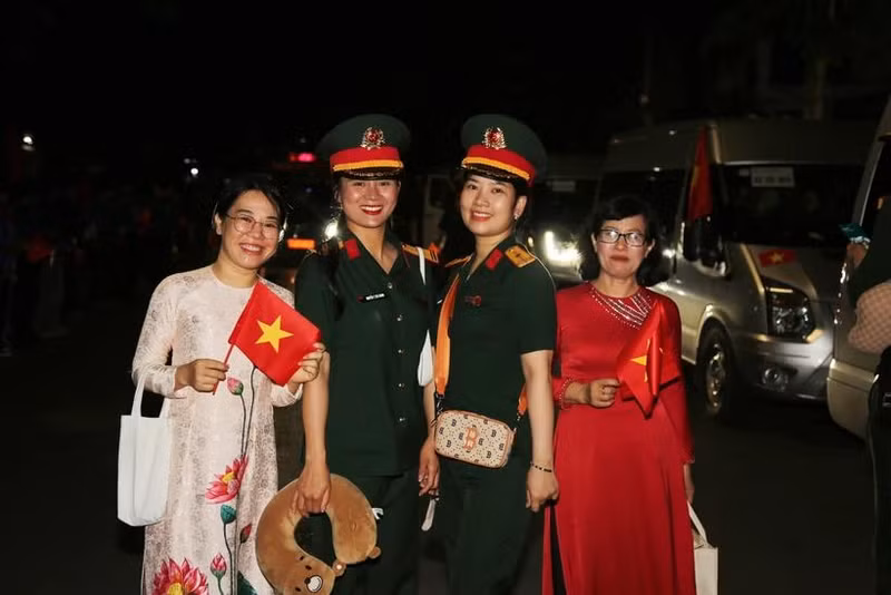 Des habitants de Dông Nai accueillent des soldats de la garde d’honneur en provenant du Nord pour participer à la cérémonie du 50e anniversaire de la Libération du Sud et de la Réunification nationale. Photo : VNA.
