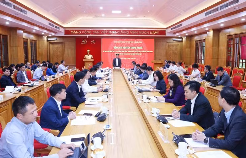 Nguyên Trong Nghia, membre du Bureau politique, secrétaire du Comité central du Parti communiste du Vietnam et chef de la Commission centrale de la sensibilisation et de l’éducation et et de mobilisation de masse du Parti, s'exprime lors de la réunion. Photo : VNA.