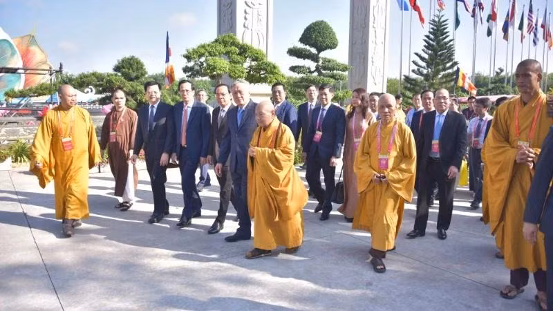 Une délégation dirigée par le vice-Premier ministre permanent Nguyen Hoa Binh à la cérémonie de clôture du Vesak 2025. Photo : tuoitre.vn