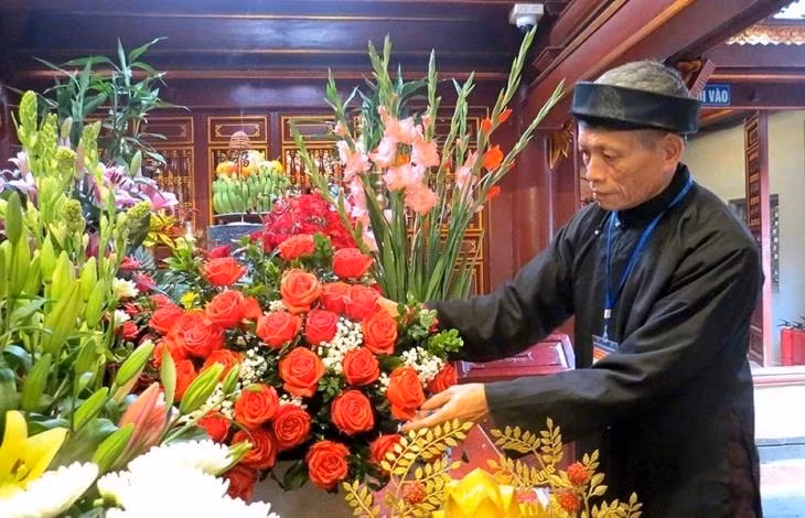 Le gardien du temple nettoie l'autel pour accueillir les visiteurs. Photo : baophutho.vn
