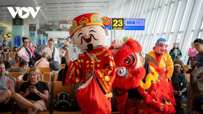 Pour rendre l’atmosphère du Têt plus animée, l’administration de l’aéroport organise des spectacles spéciaux pour accueillir les passagers. Photo : VOV