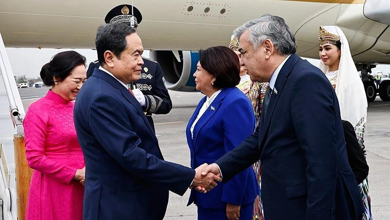Cérémonie d'accueil du président de l'Assemblée nationale Tran Thanh Man (à gauche) et de son épouse, le 5 avril à l'aéroport international Islam Karimov de Tachkent. Photo : VNA.