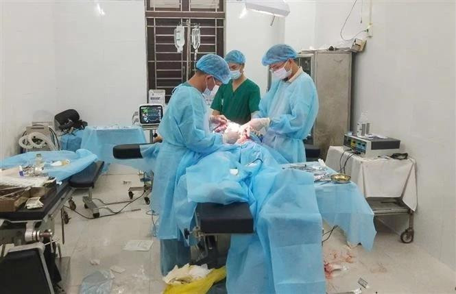 Le patient Huynh Van Du a été opéré par des médecins militaires de l'île de Sinh Tôn, dans le district insulaire de Truong Sa de la province de Khanh Hoa. Photo : VNA.