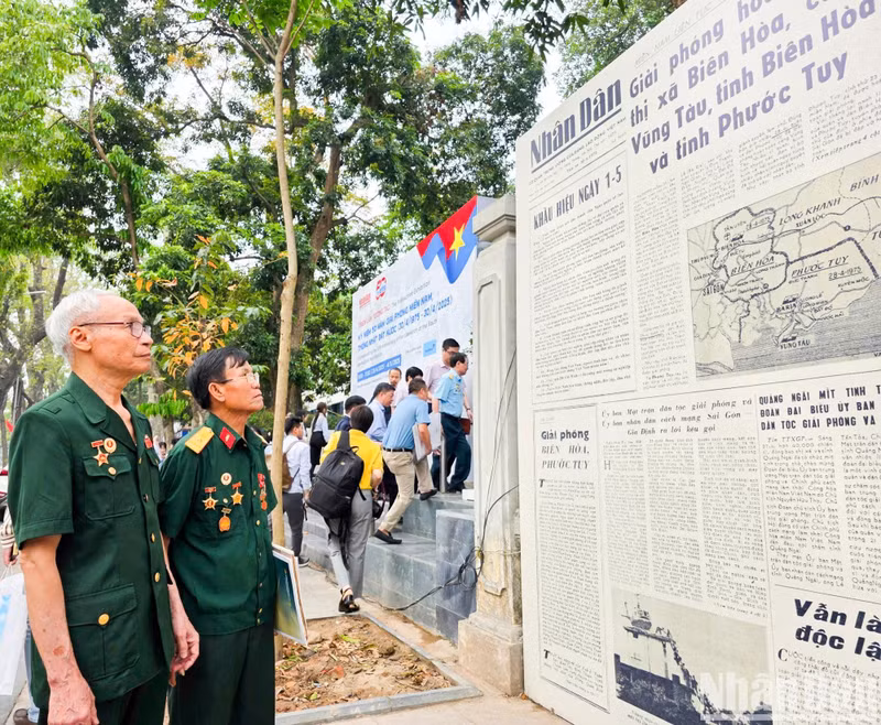 Le caporal Lu Van Hoa (à gauche) a été ému en revivant une période héroïque dans l'espace d'exposition.