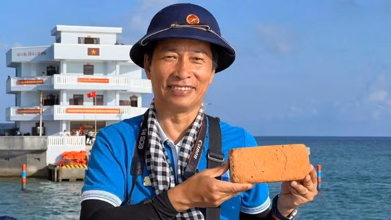 Ému d'émotion en tenant une brique de la Terre Mère. Ému d'émotion en tenant une brique de la Terre Mère.