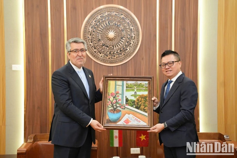 Le rédacteur en chef Lê Quôc Minh offre un tableau commémoratif à Ali Akbar Nazari, ambassadeur extraordinaire et plénipotentiaire de la République islamique d’Iran au Vietnam. (Photo: Khac Anh)