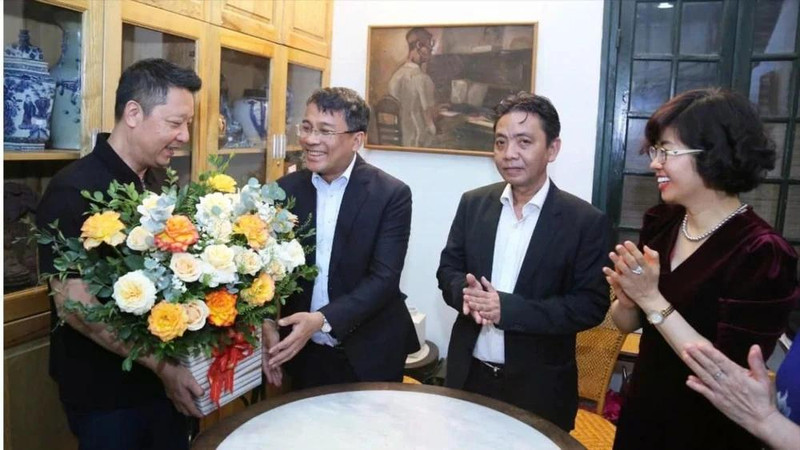 Le vice-ministre permanent des Affaires étrangères, Nguyen Minh Vu, président du Comité national du Vietnam pour l'UNESCO, a rendu visite au professeur et chef d'orchestre Le Phi Phi, fils du regretté musicien Hoang Van, et l'a félicité à l'occasion de l'inscription officielle de la collection Hoang Van au Registre Mémoire du monde de l'UNESCO. Photo : VNA.