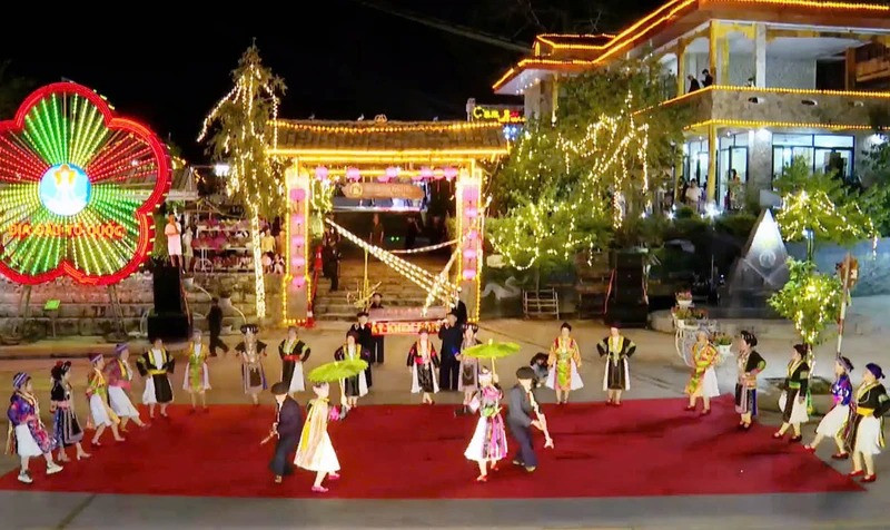 Le festival du khèn des H’Mông s’est ouvert dans la soirée du 24 avril au bourg de Đồng Văn, district de Dông Van (province de Hà Giang). Photo : NDEL.