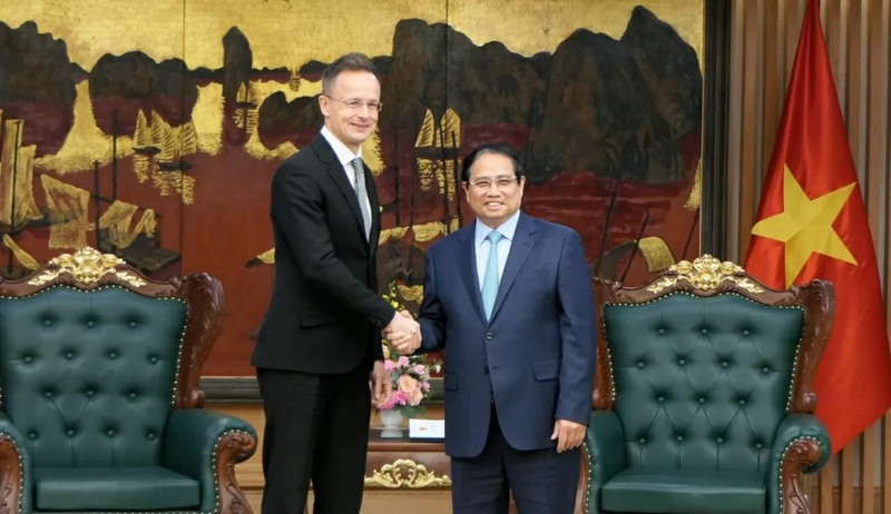 Le Premier ministre vietnamien Pham Minh Chinh (à droite) reçoit le ministre hongrois des Affaires étrangères et de l’Économie extérieure, Szijjarto Peter, lors de sa visite au Vietnam le 19 mars. Photo: Thanh Long.