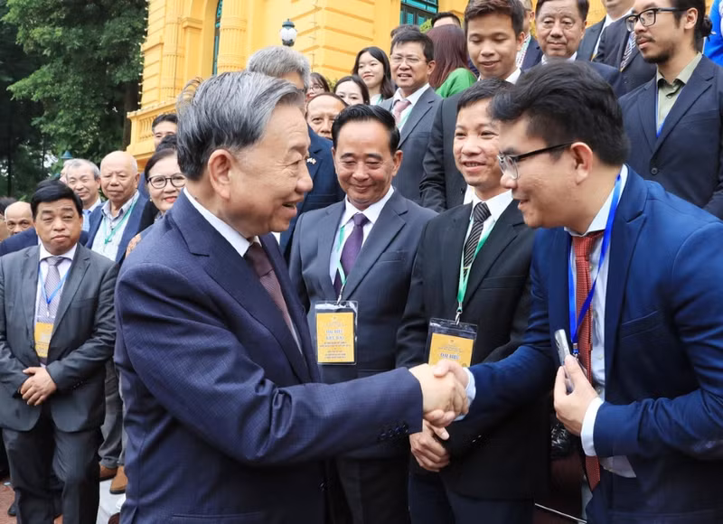 Le secrétaire général et président To Lam rencontre des Vietnamiens d'outre-mer exceptionnels participant à la 4ème réunion des Vietnamiens d'outre-mer dans le monde et au Forum des intellectuels et experts vietnamiens à l'étranger. Photo : VNA.