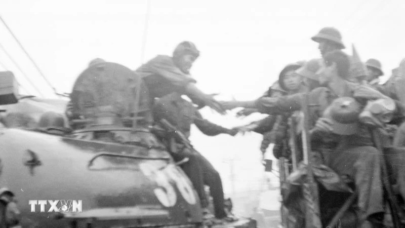 L'infanterie et les chars de l'armée de libération entrent dans Dà Nang pour sa libération (29 mars 1975). Photo: Hoàng Giang/VNA.
