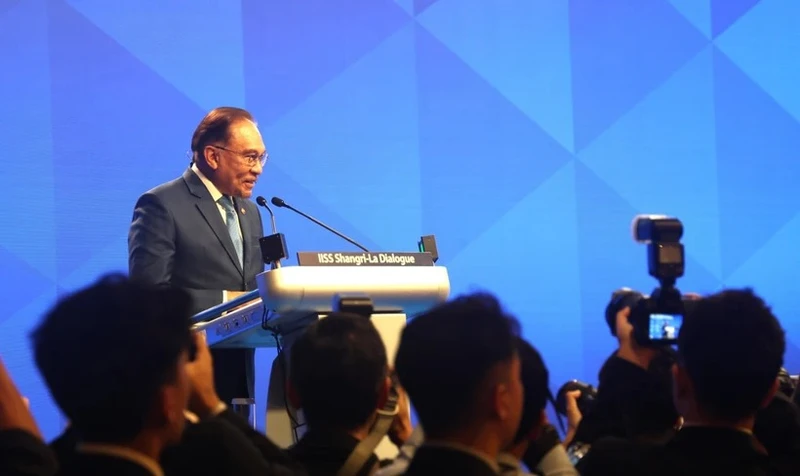 Le Premier ministre malaisien, Datuk Seri Anwar Bin Ibrahim, prononcé un discours spécial lors du 22e Dialogue Shangri-La à Singapour. Photo : VNA.
