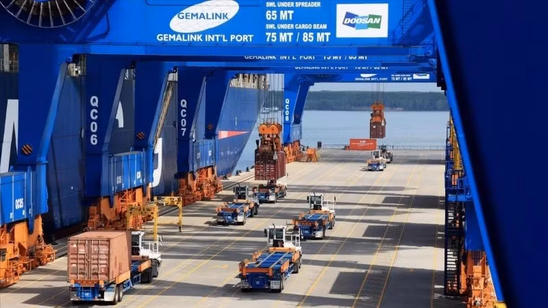 Un camion tracteur transportant des marchandises import-export en activité au port international de Gemalink. (Photo d'illustration : VNA)