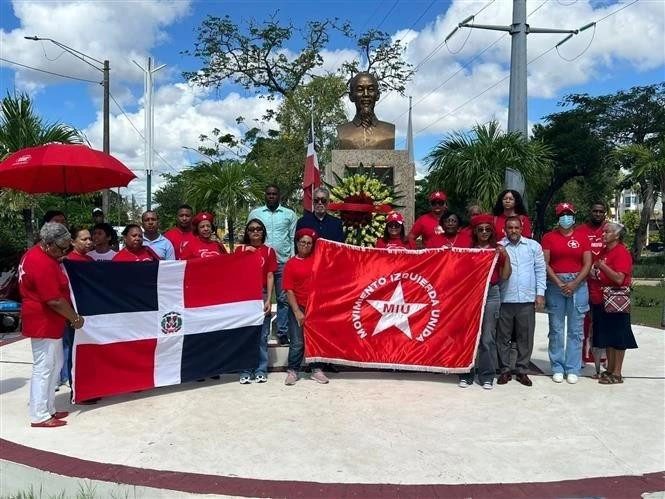Des membres du Mouvement de la gauche unie de la République dominicaine rendent hommage au Président Hô Chi Minh à son Mémorial dans la ville de Santo Domingo Este, province de Santo Domingo. Photo : VNA.