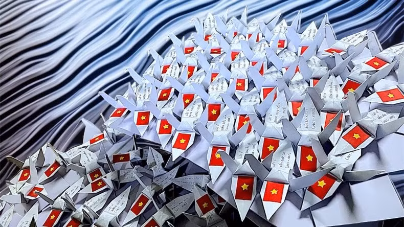 Les grues en papier lâchées lors de la cérémonie en hommage aux Héros morts pour la Patrie ont été pliées par Mme Thuy Duong et envoyées avec la délégation.