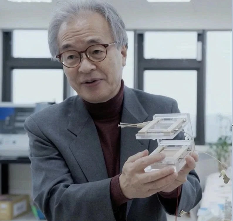 Le professeur Takehiko Kitamori est codirecteur du Laboratoire clé de recherche sur les matériaux avancés appliqués au développement vert, rattaché à l’Université nationale de Hanoï.