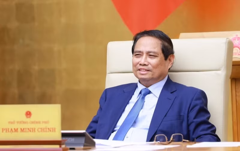 Le Premier ministre Phạm Minh Chính préside une réunion du gouvernement sur l'état de la décentralisation, de la répartition de pouvoir et de compétences liées au modèle d’organisation administrative à deux niveaux. Photo : VNA.
