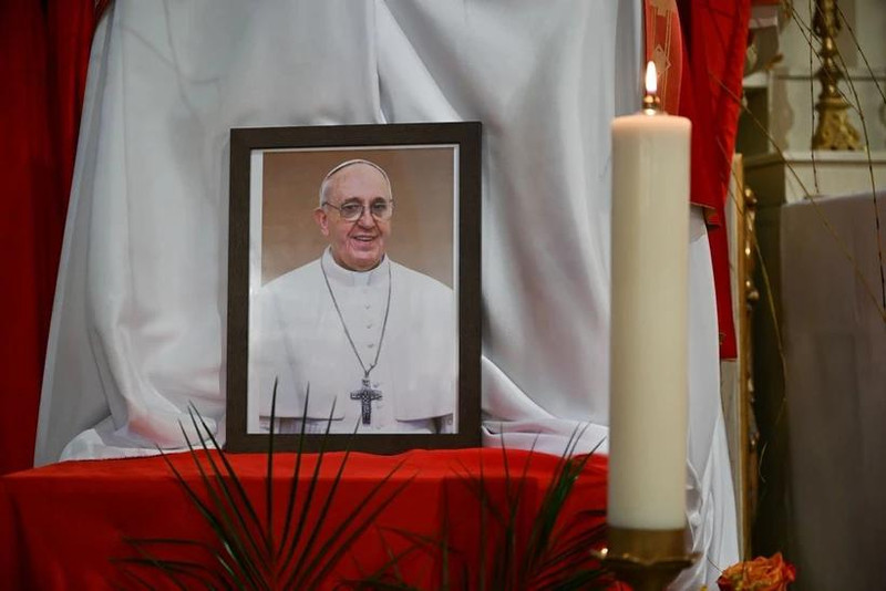 Portrait du pape François à la basilique du monastère franciscain de Kalwaria Pacławska, en Pologne, le 21 avril 2025. (Photo : PAP/VNA)
