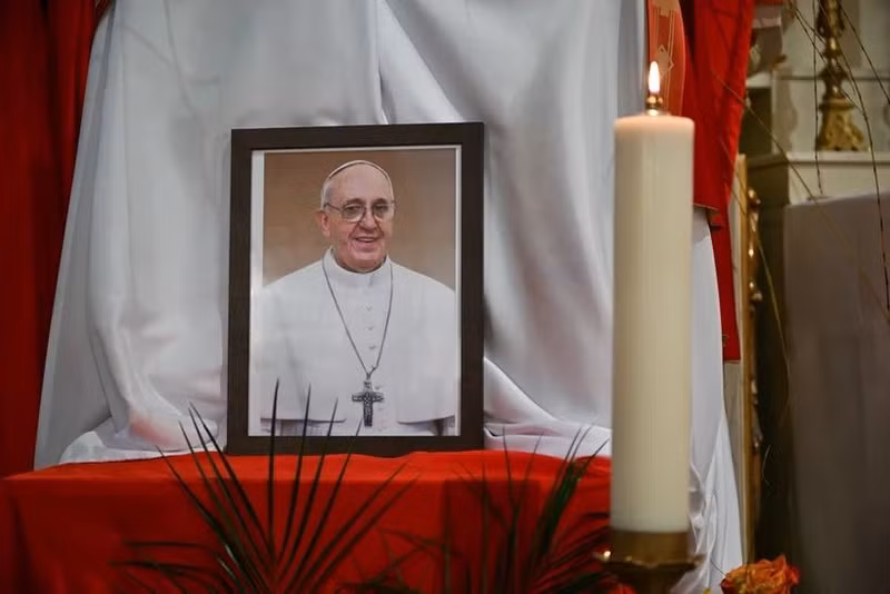 Portrait du pape François à la basilique du monastère franciscain de Kalwaria Pacławska, en Pologne, le 21 avril 2025. (Photo : PAP/VNA)