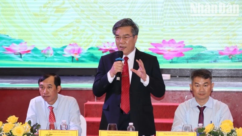 Le vice-président du Comité populaire de Dong Nai, Duong Minh Dung, répond aux opinions des entreprises d'IDE lors du dialogue. Photo : NDEL.