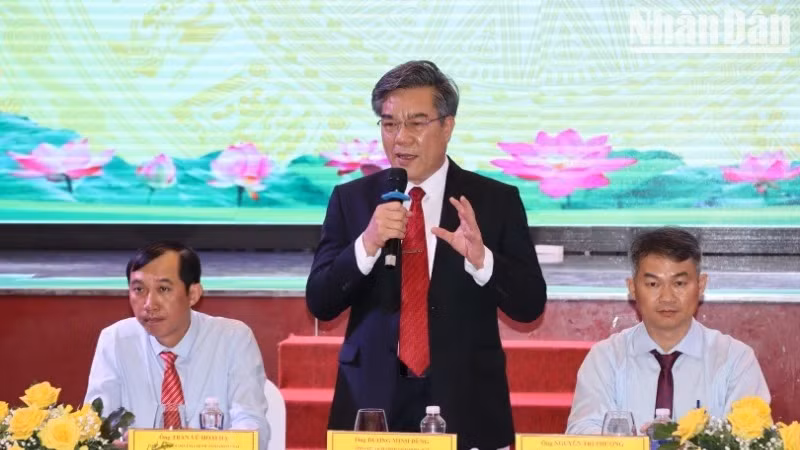 Le vice-président du Comité populaire de Dong Nai, Duong Minh Dung, répond aux opinions des entreprises d'IDE lors du dialogue. Photo : NDEL.