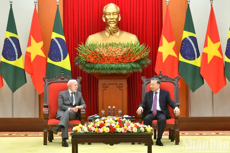 Le secrétaire général du Parti communiste du Vietnam, To Lam, (droite) et le président brésilien Luiz Inácio Lula da Silva. Photo : NDEL.