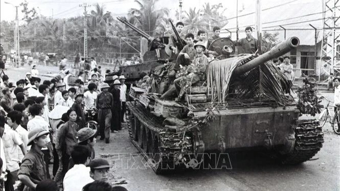 Les chars de l'armée de libération entrant dans Nha Trang (Khanh Hoa) pour sa libération, le 2 avril 1975. Photo : VNA.