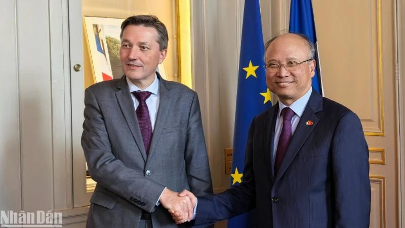 Le gouverneur des Hauts-de-France et l'ambassadeur Dinh Toàn Thang (à droite) estiment que la coopération et l'amitié entre le Vietnam et la France se développeront fortement dans les temps à venir.