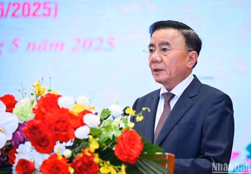 Le permanent du Secrétariat du Comité central du Parti, Tran Cam Tu s'exprime au colloque. Photo : NDEL.