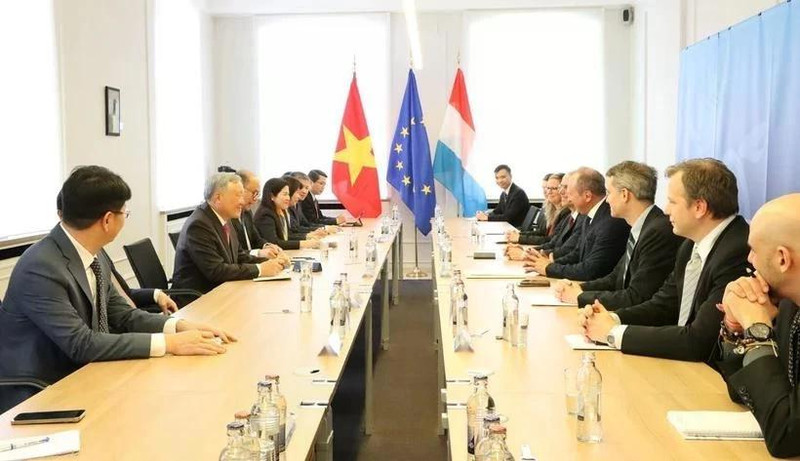 La rencontre entre le vice-Premier ministre permanent Nguyên Hoa Binh et le ministre luxembourgeois des Finances Gilles Roth; le 21 mars. Photo: VNA