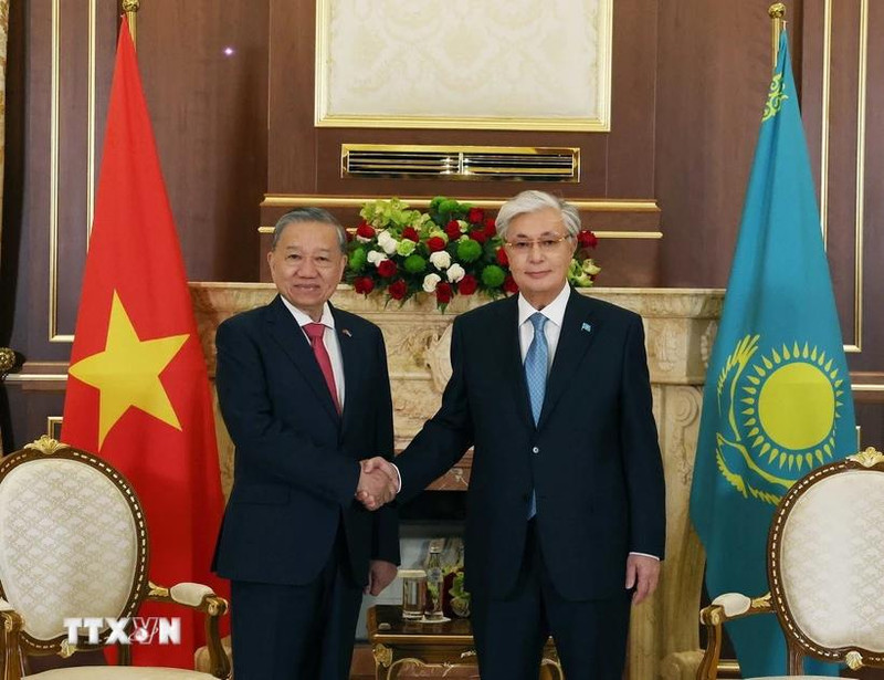 Le président du Kazakhstan Kassym-Jomart Tokayev accueille le secrétaire général du PCV To Lam (à gauche). Photo : VNA.