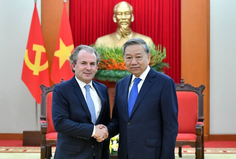 Le leader du PCV Tô Lâm (droite) reçoit le PDG de Rosen Partners LLC. Photo : NDEL.