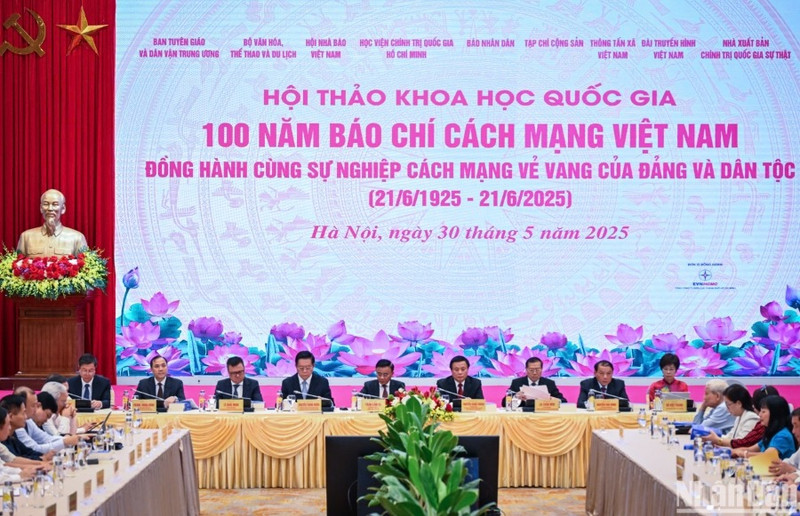 Lors du colloque “100 ans de presse révolutionnaire vietnamienne au service de l’oeuvre glorieuse du Parti et de la nation”. Photo : NDEL.