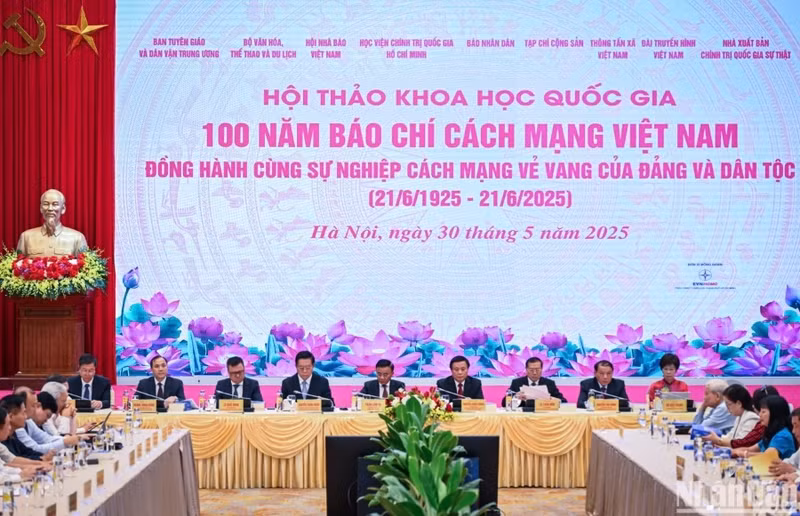 Lors du colloque “100 ans de presse révolutionnaire vietnamienne au service de l’oeuvre glorieuse du Parti et de la nation”. Photo : NDEL.