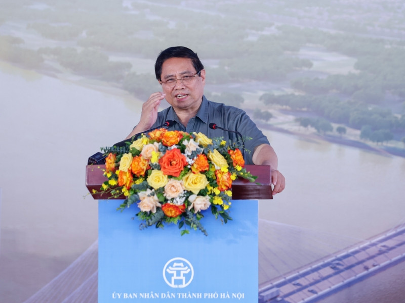 Le Premier ministre Pham Minh Chinh a assisté à la cérémonie de lancement des travaux du pont Tu Lien et des voies d'accès à ses deux extrémités, à Hanoï. Photo : VGP.