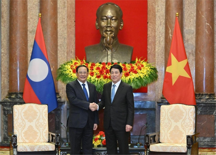 Le président Luong Cuong (droite) et le Premier ministre lao, Sonexay Siphandone. Photo: NDEL