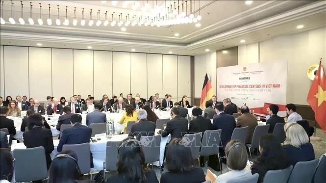 Lors des discussions sur le développement des centres financiers au Vietnam. Photo : VNA.