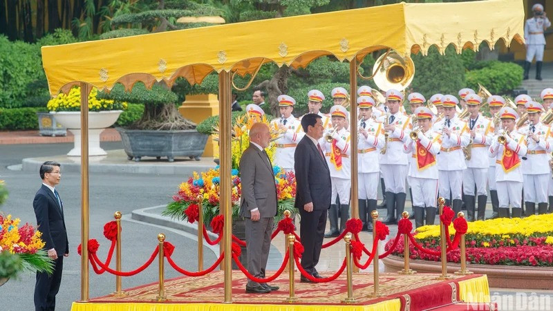 Le président du Vietnam, Luong Cuong, préside la cérémonie d’accueil officielle en l’honneur du président brésilien, Luiz Inácio Lula da Silva. Photo : NDEL.