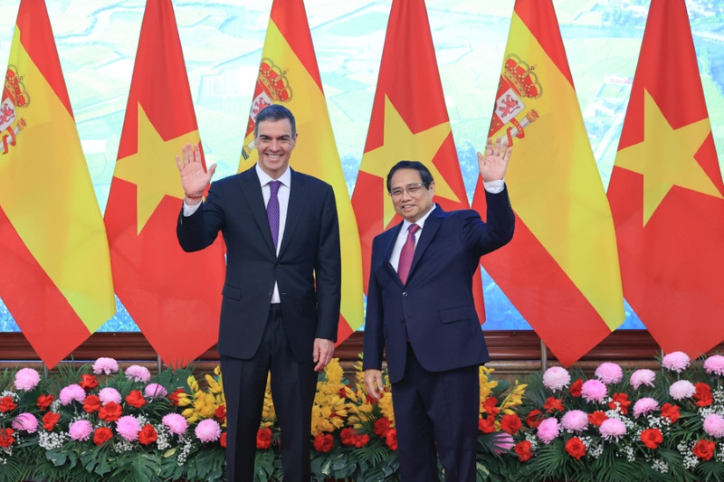 Le Premier ministre Pham Minh Chinh (droite) et son homologue espagnol, Pedro Sánchez. Photo : VGP.