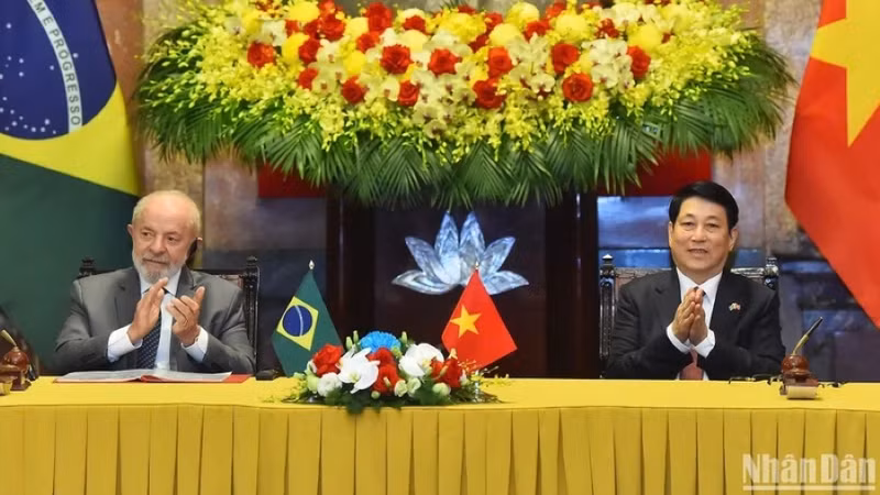 Le président vietnamien Luong Cuong (droite) et son homologue brésilien Luiz Inácio Lula da Silva lors de la rencontre avec la presse. Photo : NDEL.