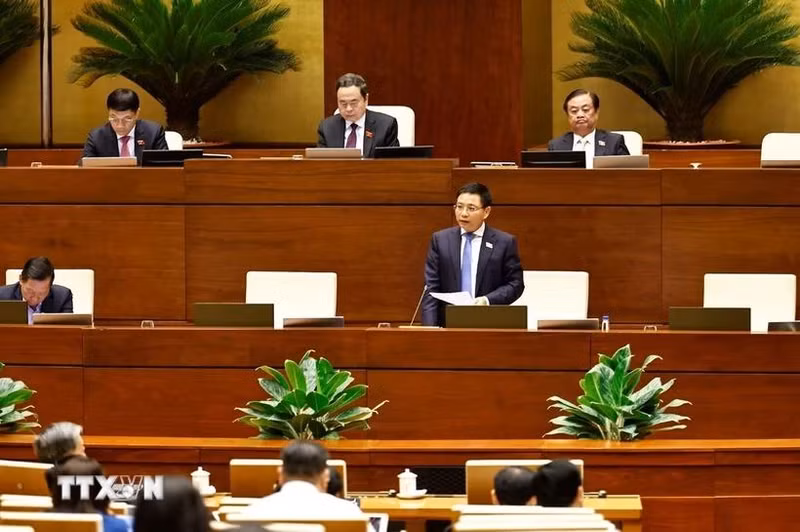 Le ministre des Finances Nguyen Van Thang prend la parole pour expliquer et clarifier certaines questions soulevées par les députés de l’Assemblée nationale. Photo : VNA.
