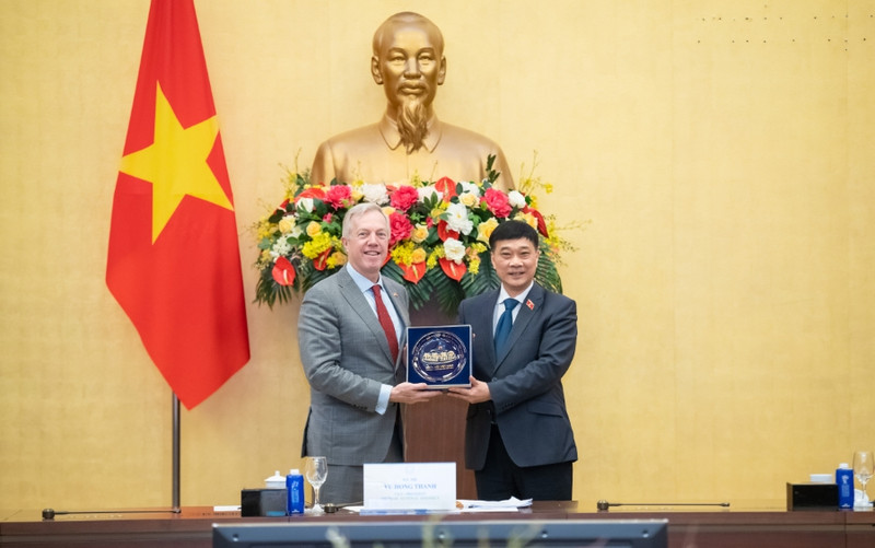 Le vice-président de l’Assemblée nationale, Vu Hong Thanh, et le président-directeur général de l’USABC, Ted Osius, échangent des cadeaux souvenirs. Photo: quochoi.vn