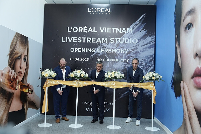 Le conseil d’administration de L’Oréal a coupé le ruban pour inaugurer le studio de livestream le plus moderne du Vietnam, ouvrant une nouvelle ère pour les achats en ligne dans l’industrie de la beauté. Photo : vnbusiness.