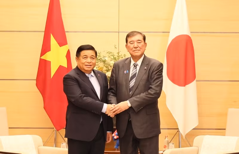 Le vice-Premier ministre Nguyen Chi Dung (gauche) et le Premier ministre japonais Shigeru Ishiba. Photo : VGP.